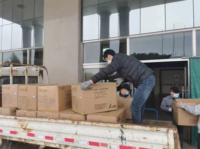 抗疫進行時 我們在行動 | 守望相助的校企情 迪尚集團向校區捐贈全自動口罩機
